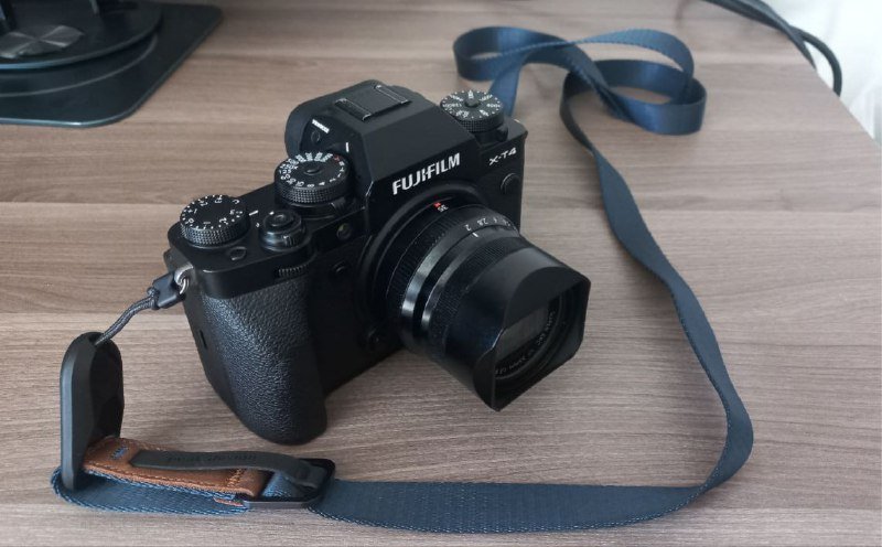 Фотоаппарат Fujifilm X-T4, линза FUJIFILM XF 35mm f/2 R WR, аксессуары