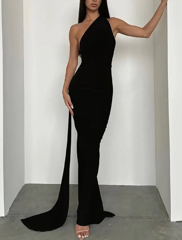 Элегантное чёрное платье в пол с открытыми плечами