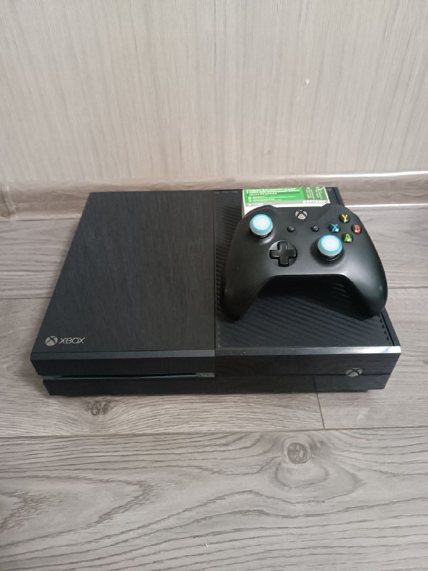 Xbox One Fat, геймпад, зарядное устройство, игра Assassins Creed Unity 2