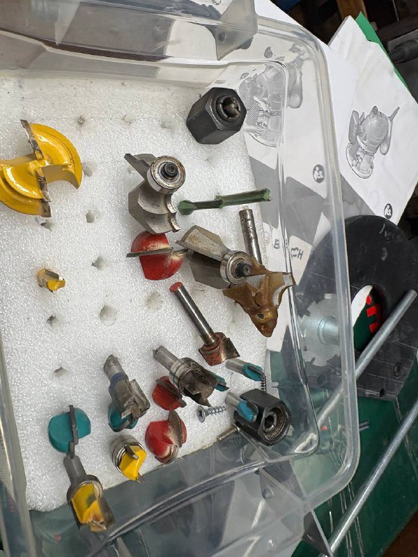 Верстак с фрезером Bosch и пилой Stanley 9