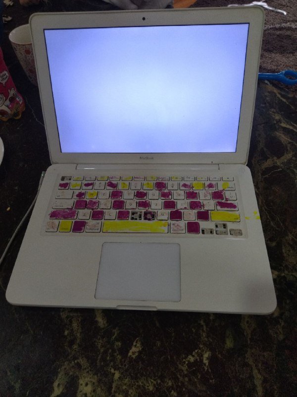 Старый MacBook на запчасти с зарядкой