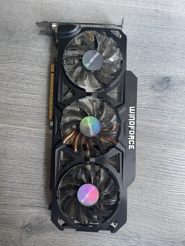 Блок питания Cooler Master, материнская плата ASUS, видеокарта Radeon R9 290X, кулер Deepcool Gammaxx 300, процессор AMD Ryzen 5 2600X, кеды Nike Air Force 1 3