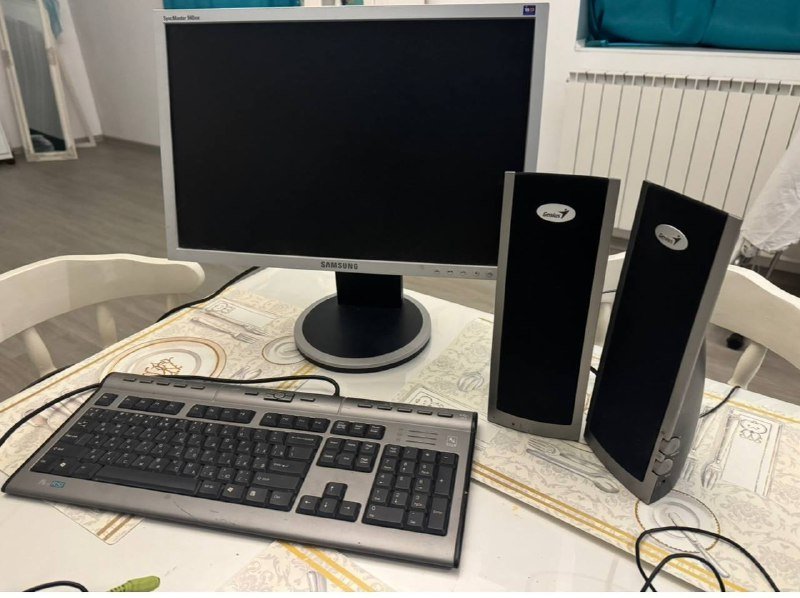 Монитор Samsung, клавиатура, динамики, мышка