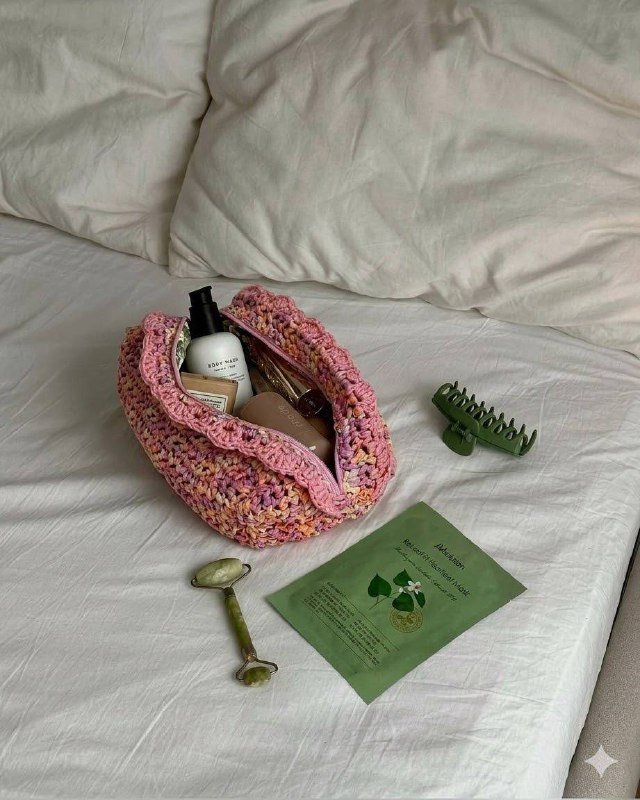 Вязаная косметичка розовая ручная работа