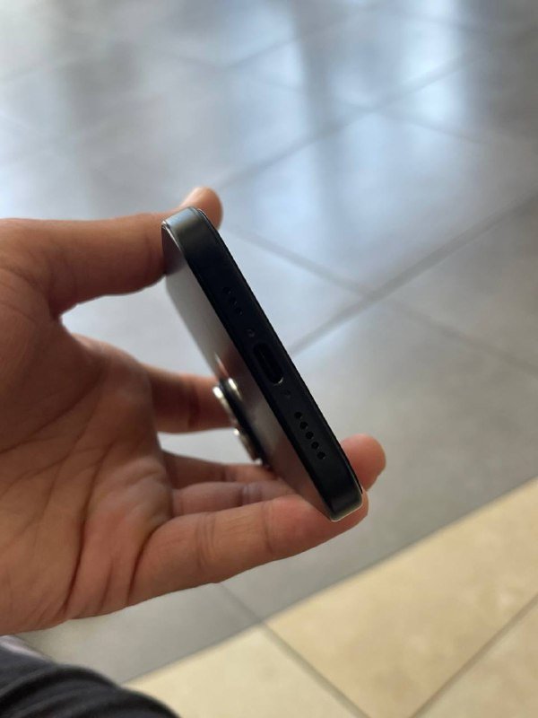 Черный iPhone 15 128 ГБ с аксессуарами 4