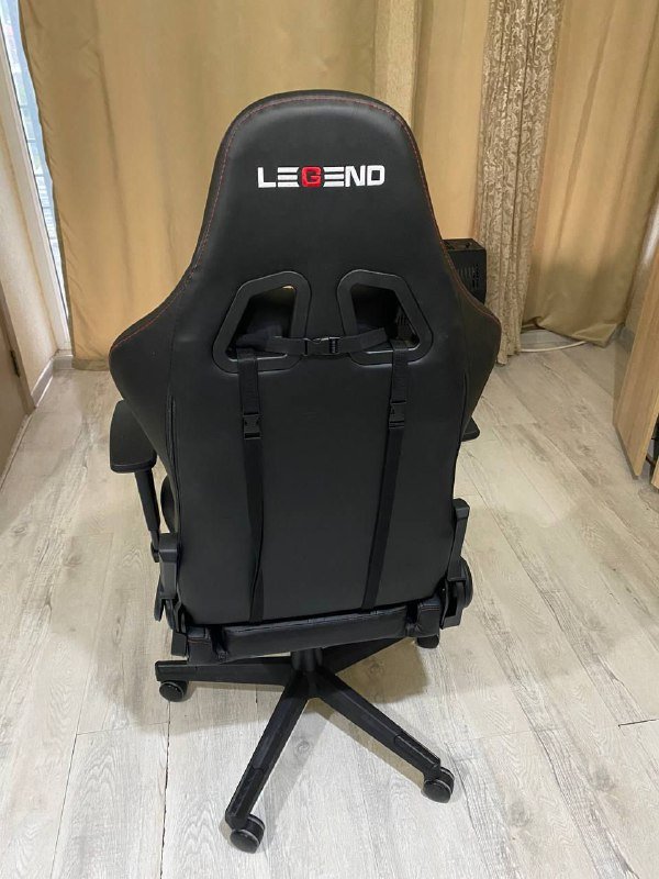 Игровое компьютерное кресло черно-красного цвета 2