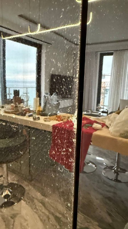 Холодильник с дефектом дверцы 2