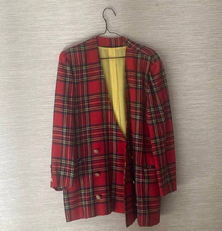 Пиджак в желтую клетку, Пиджак в красную клетку, Темно-синий пиджак, Свитер ручной вязки, Леопардовый платок 2