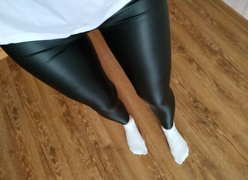 Легинсы из черной экокожи, синие джинсы-скини, белые штаны из экокожи 3
