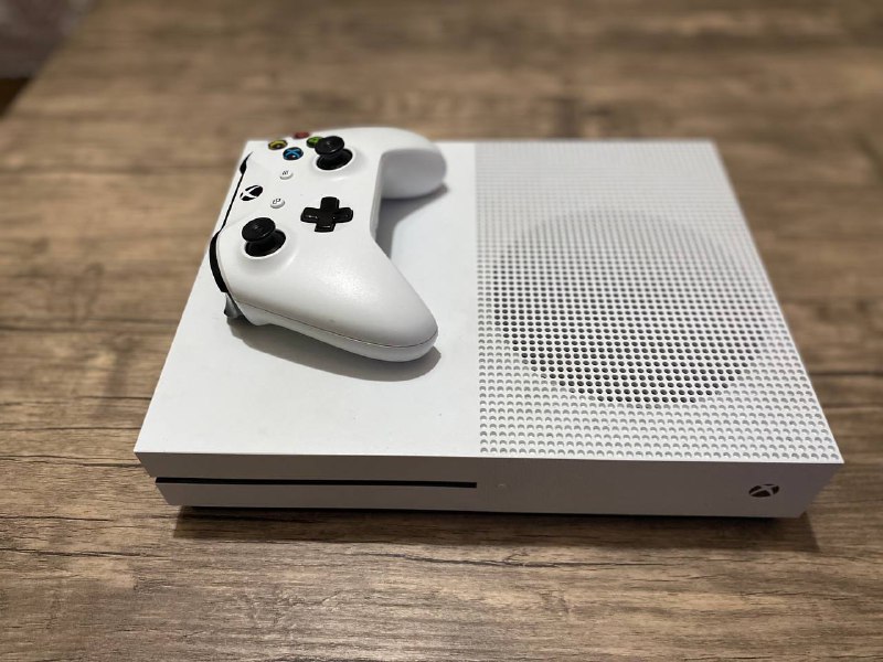 Xbox One S 1TB console 1