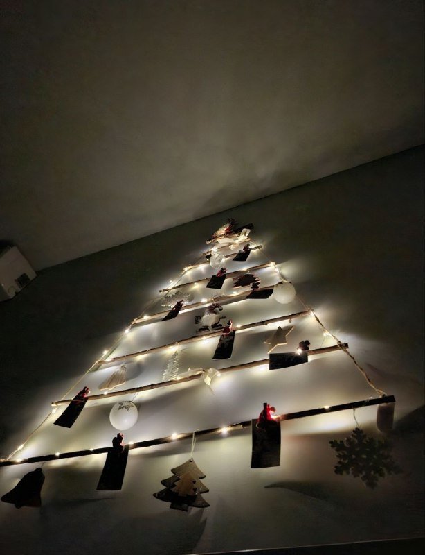 Бамбуковая ёлка с деревянными украшениями и огоньками 2