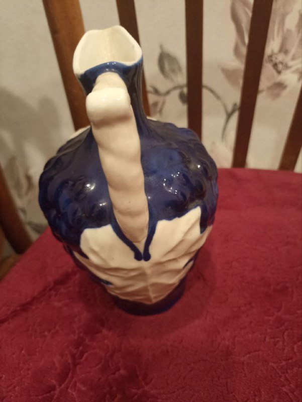 Посуда: сольницы, чайник, чашечки, графины, корзиночка 7