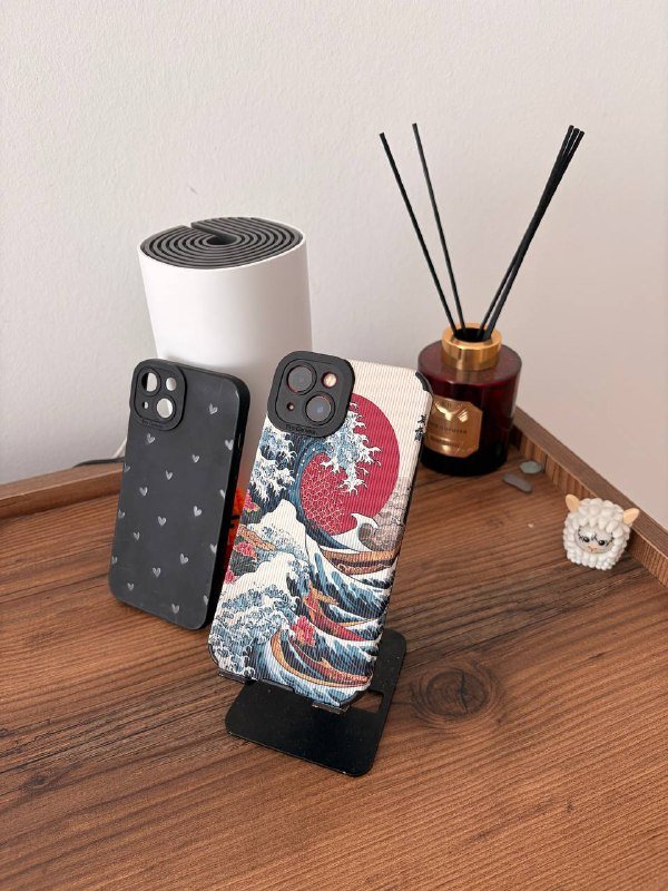 iPhone 13 128 GB Product Red с чехлами и кабелями 3