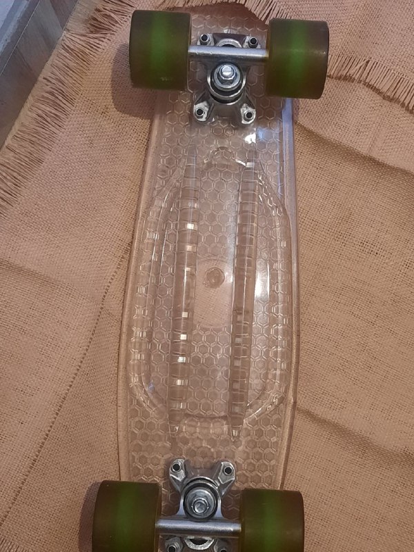 Скейты, один в идеальном состоянии, второй с проблемой 3