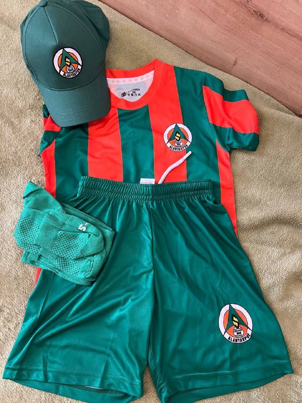 Детские футбольные костюмы размер 140 см 2