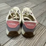 Куртка adidas, пиджак Henderson, кроссовки Levis, Zippo, настолка 9