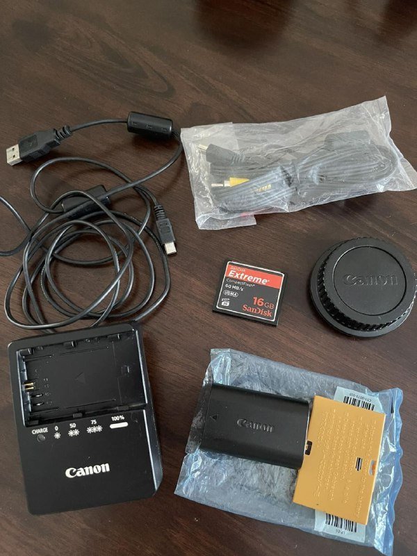 Цифровая зеркальная фотокамера Canon EOS 7D с объективом 6