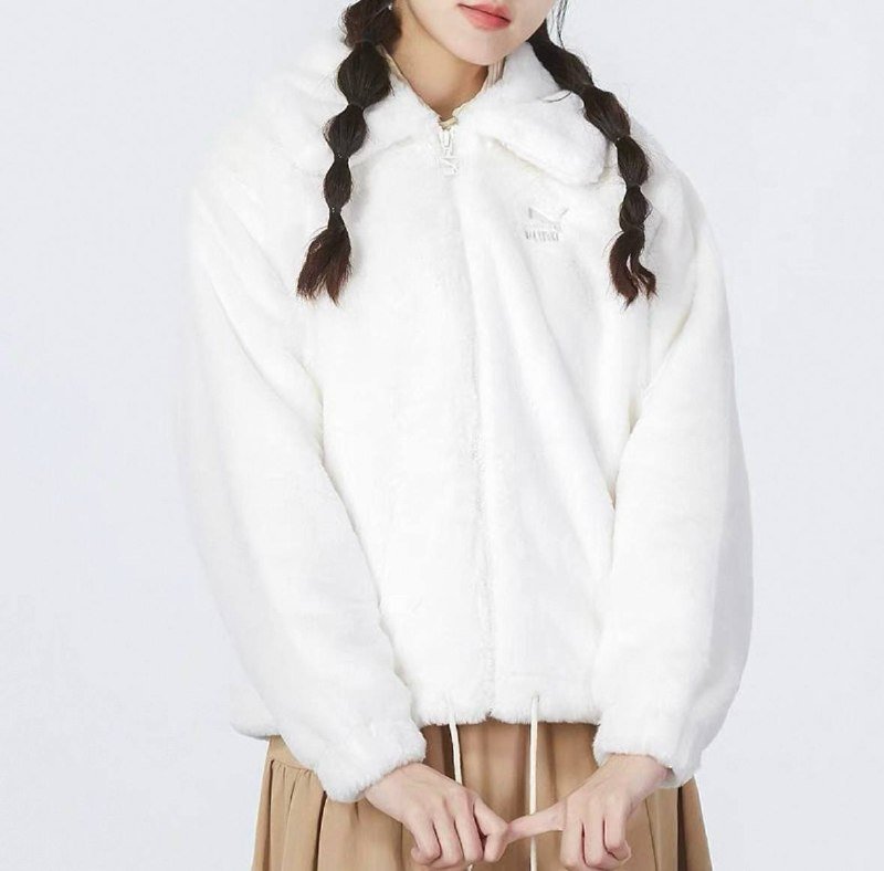 Плюшевая белая куртка PUMA, лоферы Vagabond, белая и розовая блузы