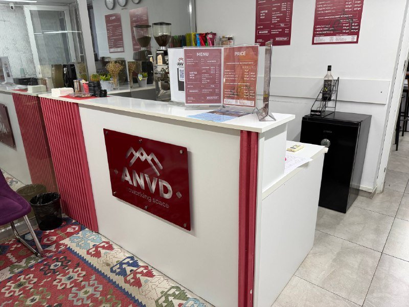 Офисные кресла, столы, кофемашина, мешок, стеклянная посуда 5