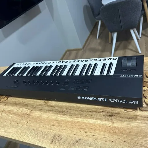 MIDI клавиатура Komplete Kontrol A49