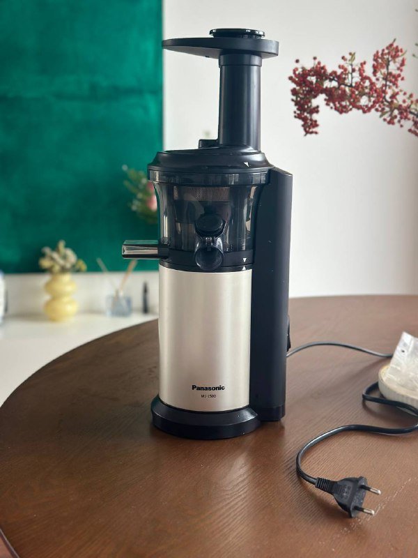 Соковыжималка, картины, вазы, стол, стулья, кушетка, гипсовая голова, стенд 4