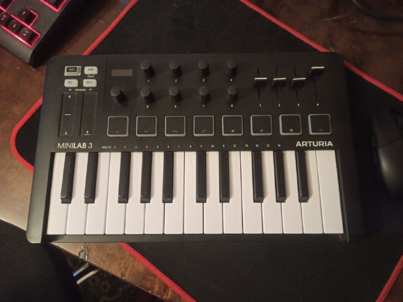 Arturia Minilab 3 MIDI-контроллер
