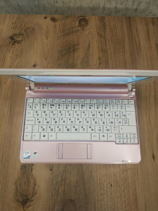 Розовый нетбук Acer 2