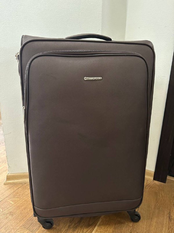 Большой желтый пластиковый чемодан 5