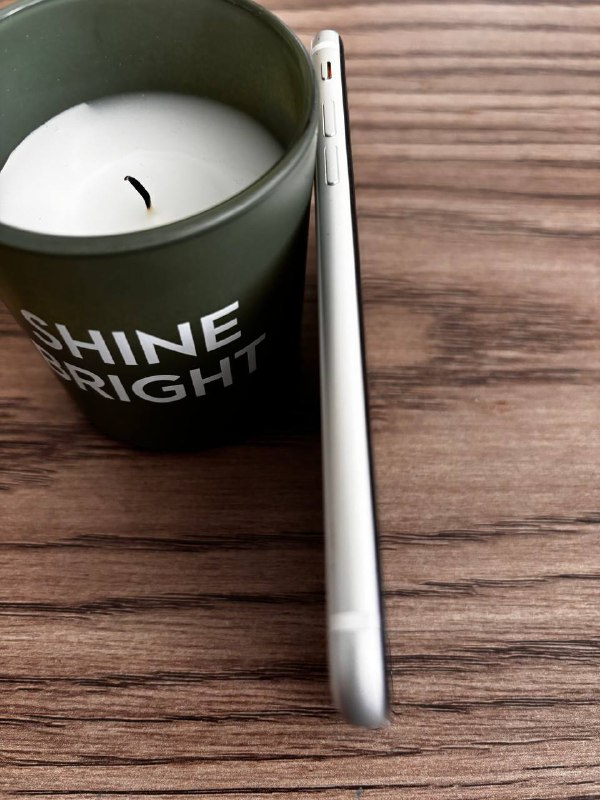 iPhone SE2020 128GB белый с чехлом и кабелем 3