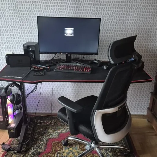 Игровой ПК с монитором, столом и креслом