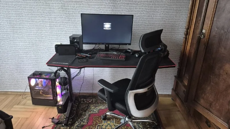 Игровой ПК с монитором, столом и креслом 1