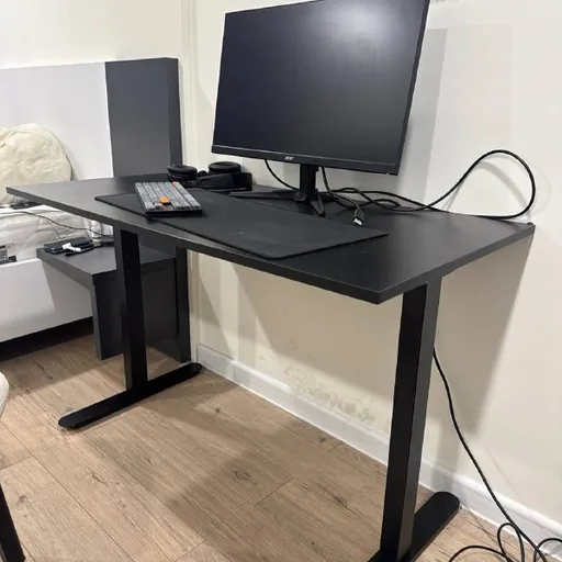 Стол JYSK, монитор Acer Nitro, гарнитура HyperX