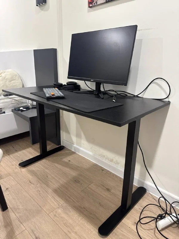 Стол JYSK, монитор Acer Nitro, гарнитура HyperX 1