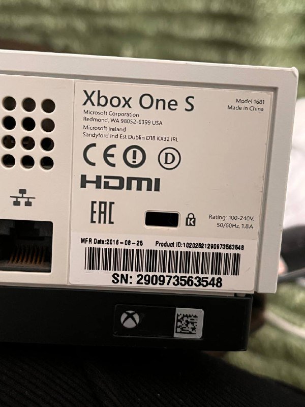 Xbox One S с 2 джойстиками и 3 играми 4