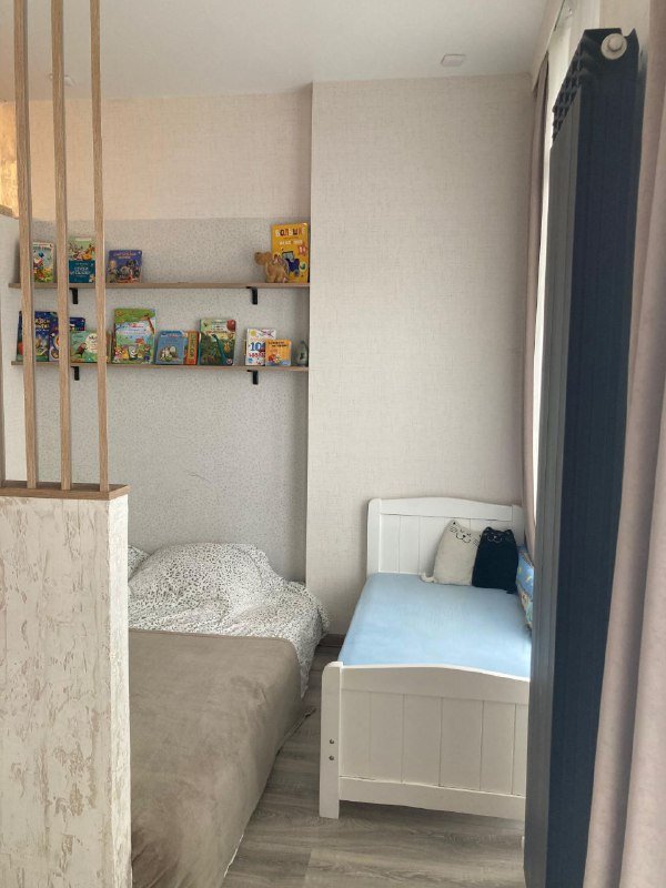 Детская кроватка из натурального дерева с матрасом и бортиками