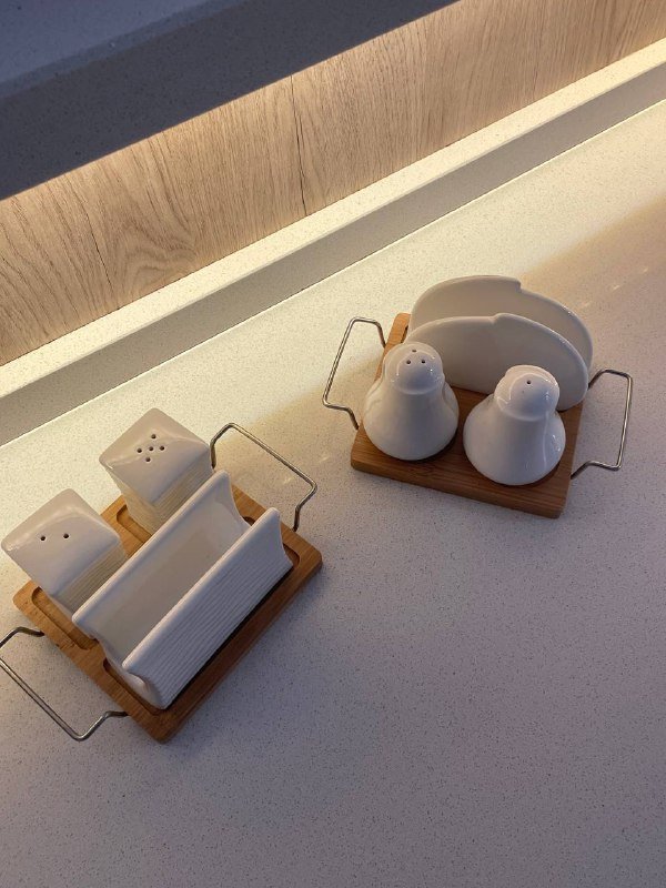 Набор посуды из тарелок, чашек и салфеточницы 7