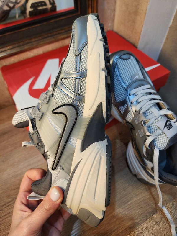 NIKE V2K, Size 37, New