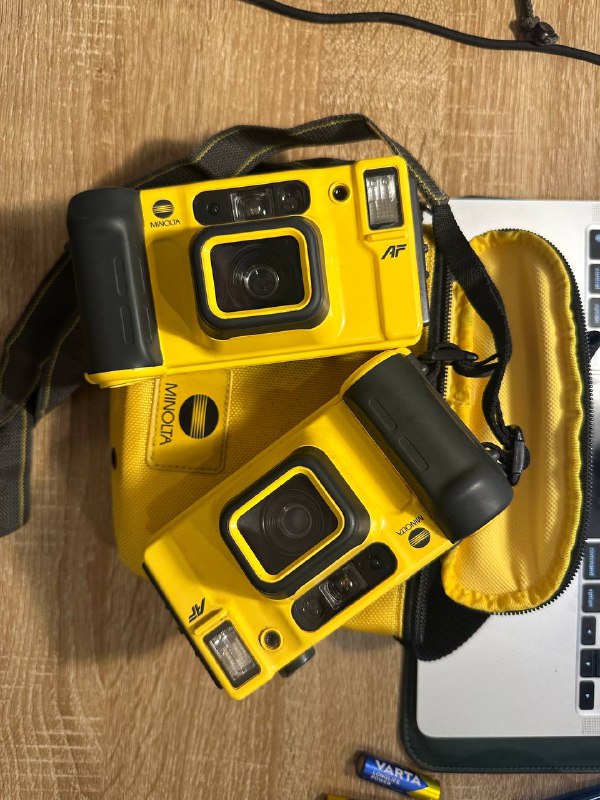 Пленочные камеры Minolta Weathermatic с сумкой и чехлами
