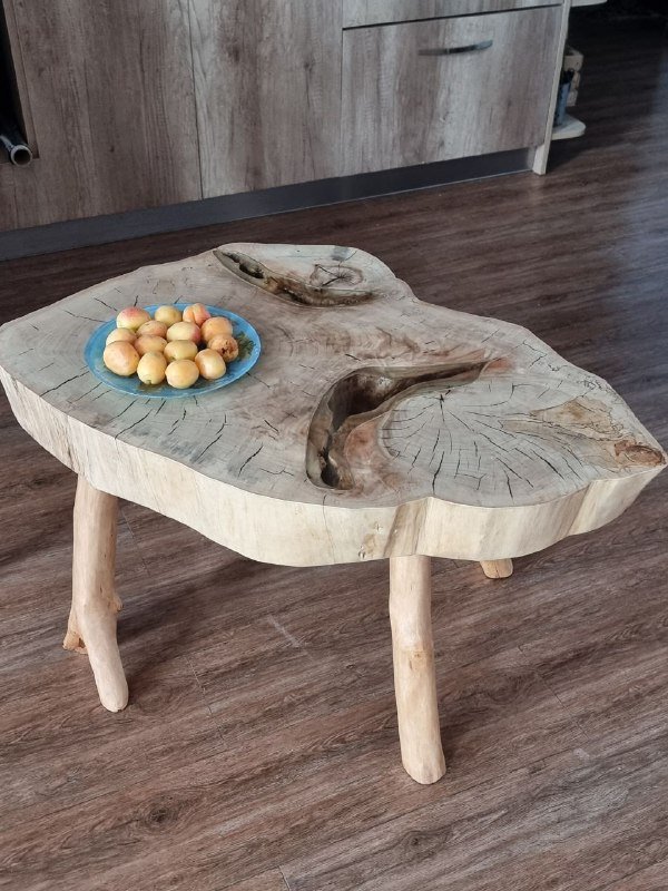 Журнальный стол с деревянной столешницей и стеклянными вставками