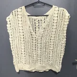 Черное платье H&M, белый жилет, цветочный топ 3