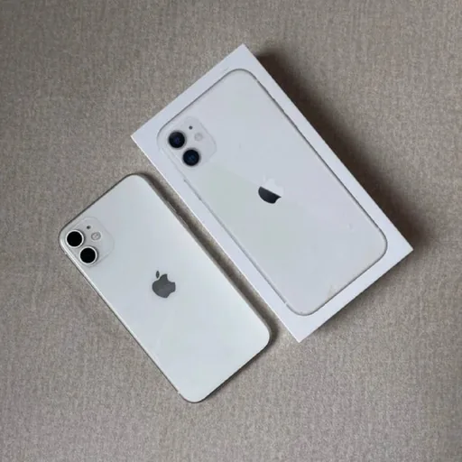 iPhone 11, три чехла