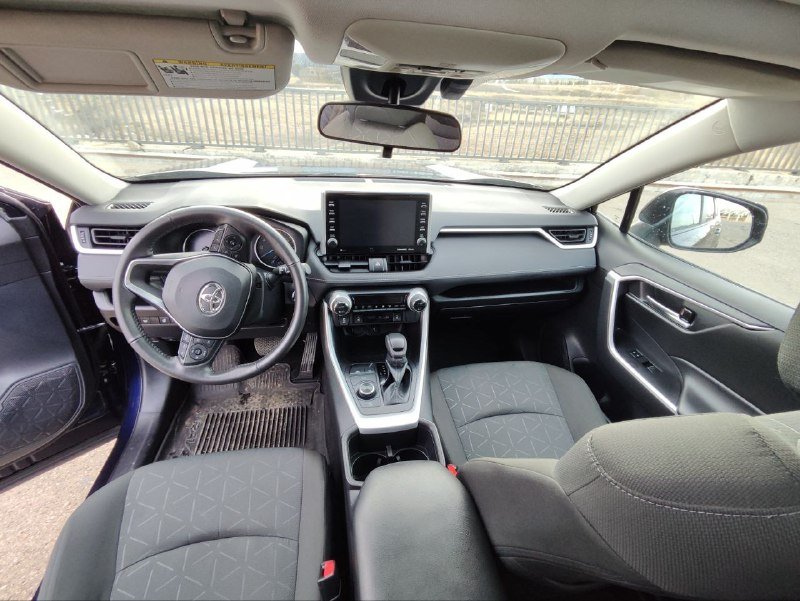 Toyota RAV4 XLE Hybrid 6