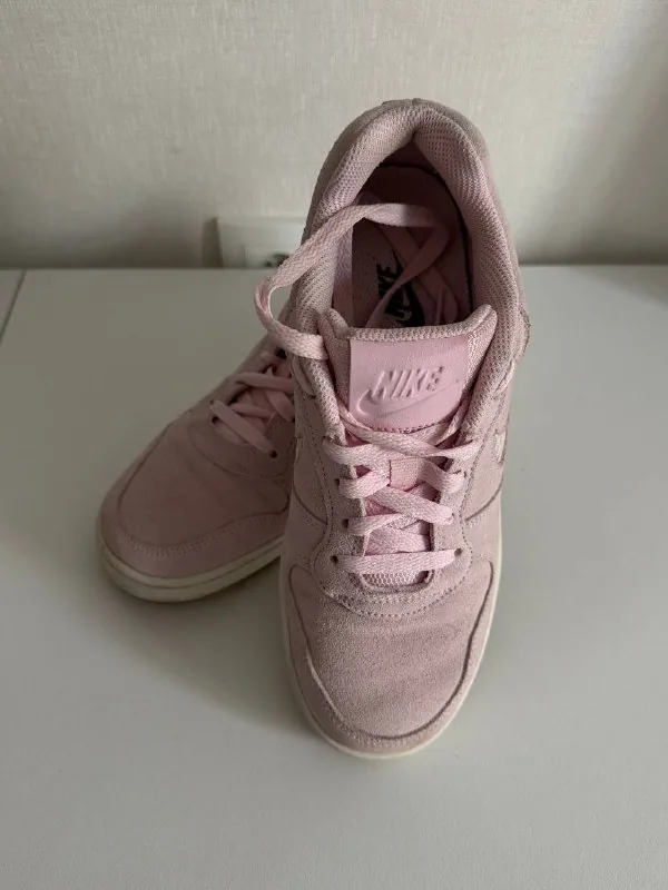 Women’s Nike sneakers 1