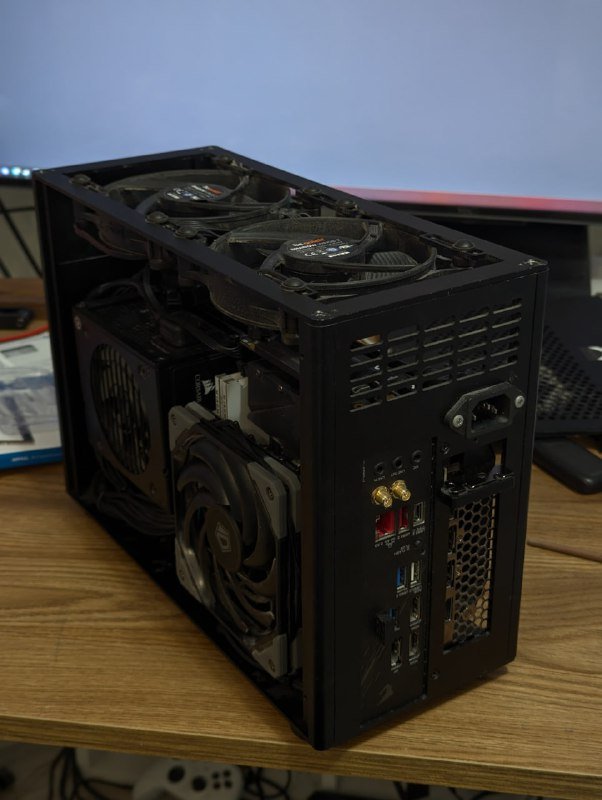 Мощный компьютер в компактном корпусе 4