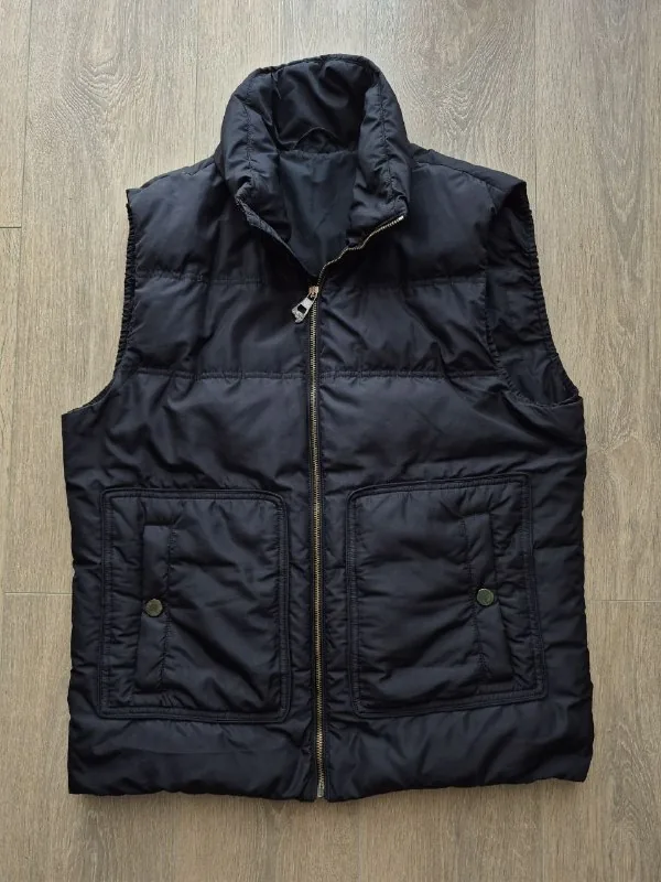Жилет Versace, кеды Gucci, часы Diesel 1