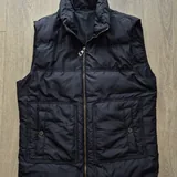 Жилет Versace, кеды Gucci, часы Diesel 1