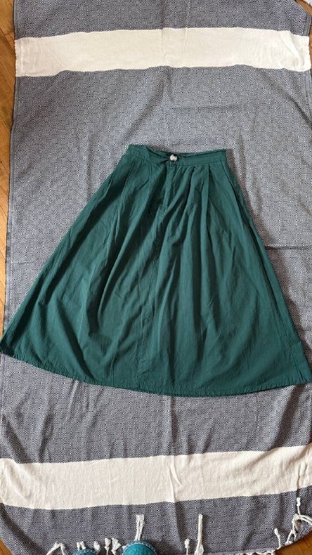 Юбка изумрудного цвета, хаки шорты, майка в комплекте