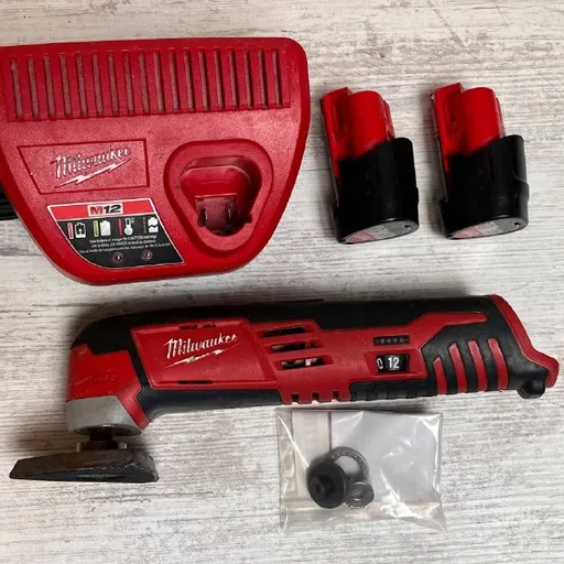 Реноватор Milwaukee M12, аккумуляторы, зарядное устройство
