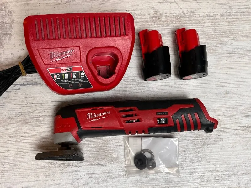 Реноватор Milwaukee M12, аккумуляторы, зарядное устройство 1