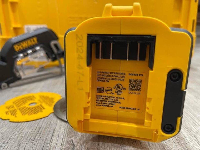 Мини болгарка DeWalt DCS438 20-Volt MAX 2